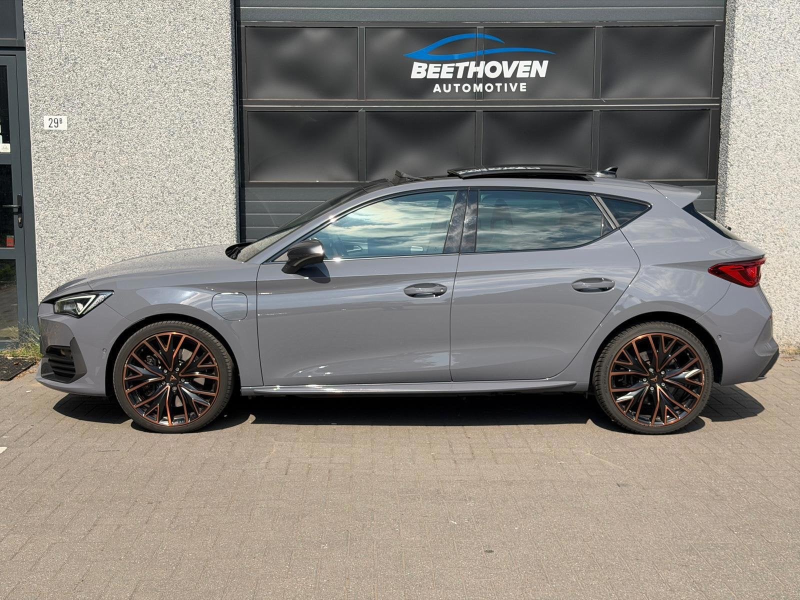 Cupra Leon 1.4 e-Hybrid VZ Copper Edition Pano Keyless, Auto's, Dealer onderhouden, 77 km/l, Gebruikt, Euro 6