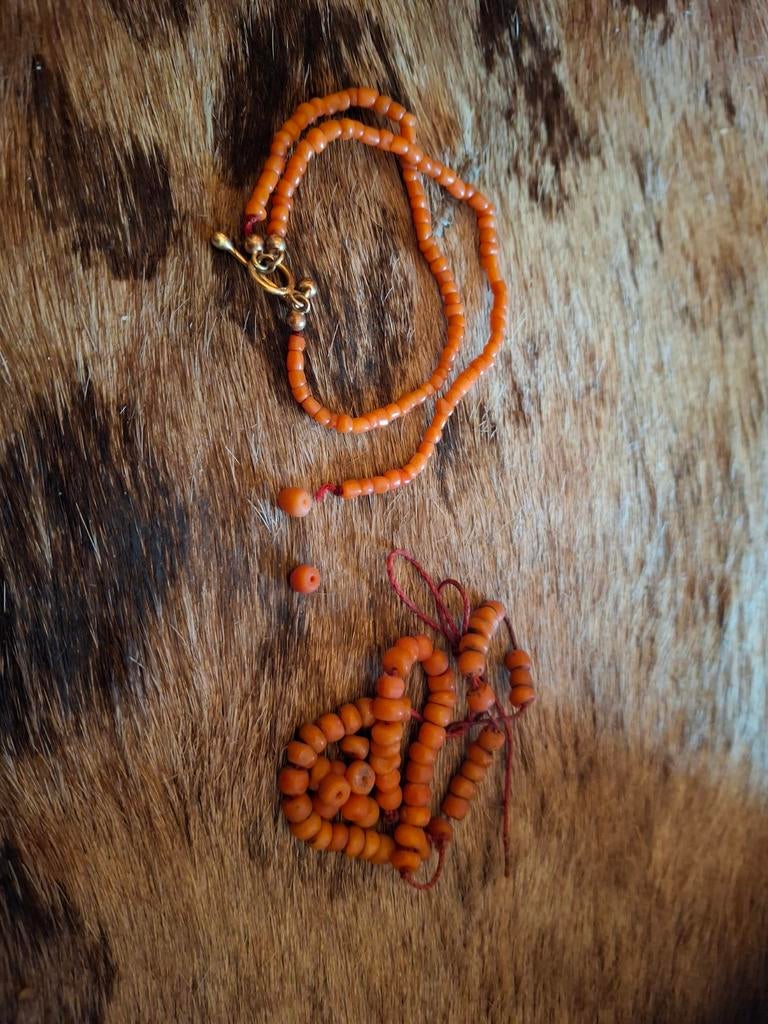 Bloedkoraal kralen en armband met gouden sluiting, Gebruikt, Onbekend@voorbeeld.com, Onbekend, Ophalen of Verzenden