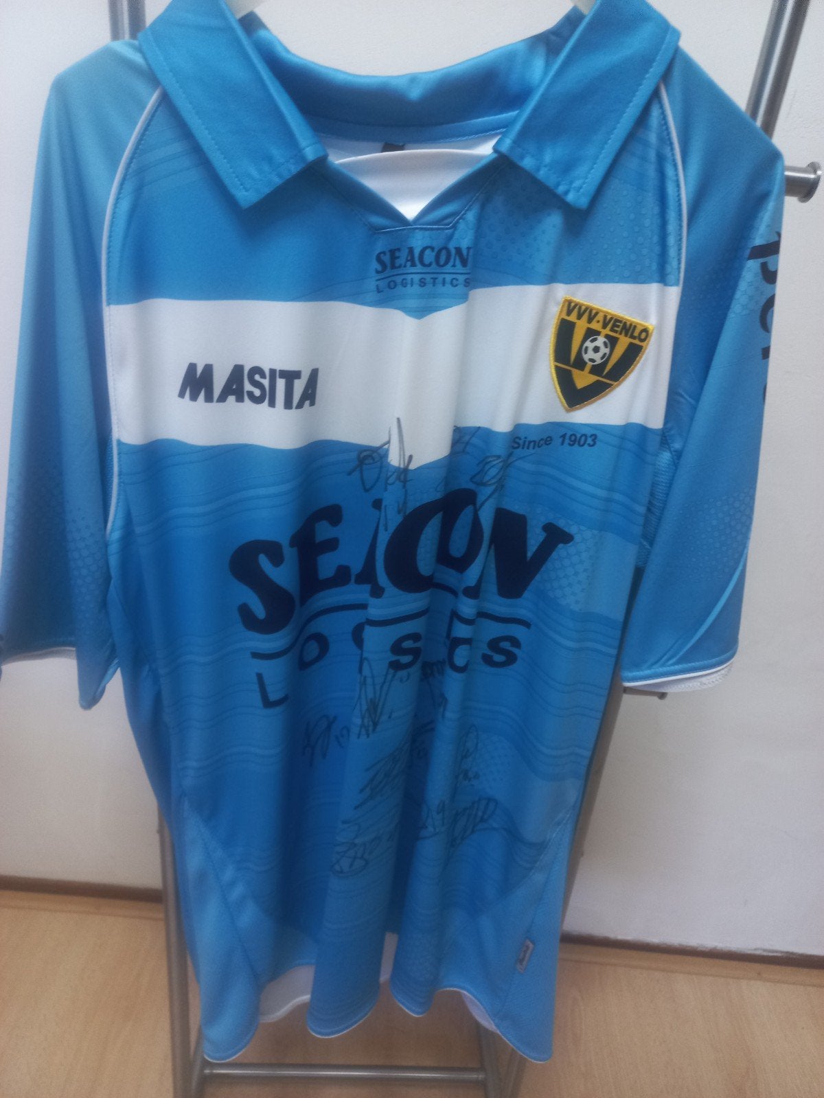 VVV-Venlo Uitshirt Gesigneerd - Uniek Voetbalshirt, Blauw, Overige maten, Ophalen of Verzenden, Zo goed als nieuw