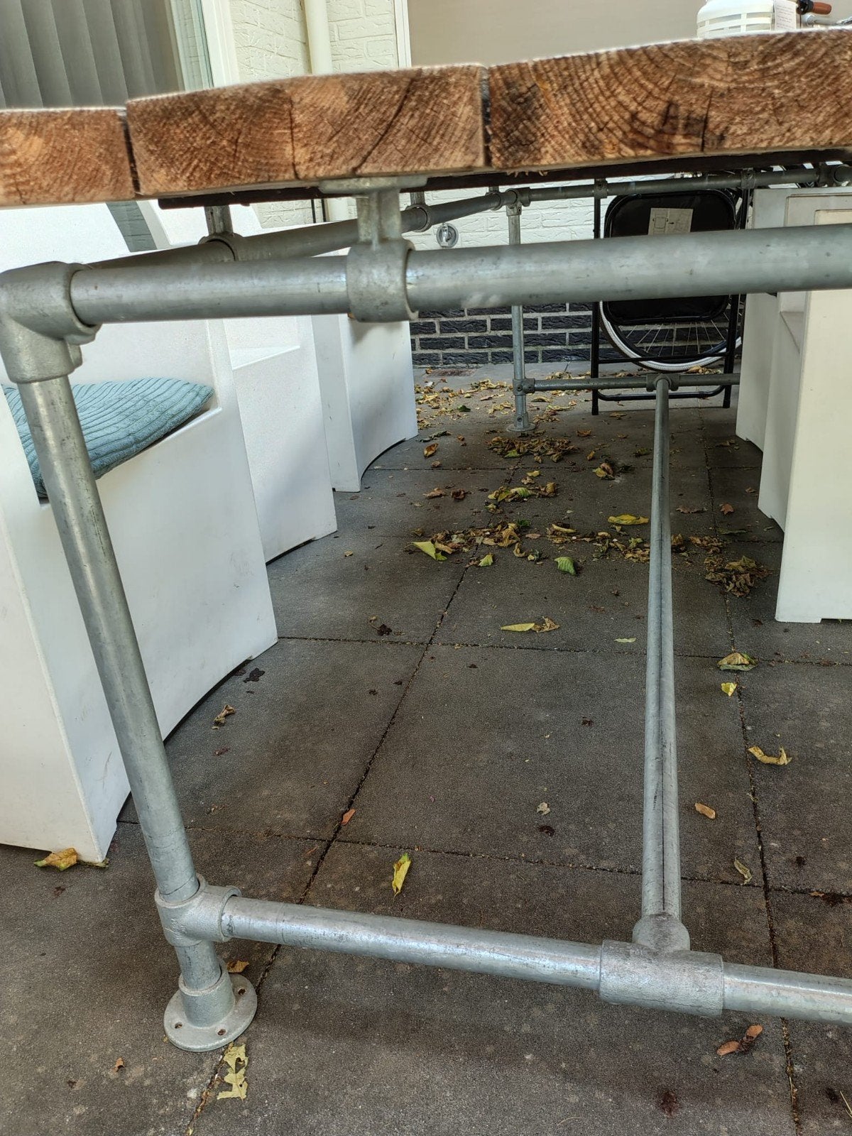 Robuuste tuintafel met houten blad en metalen onderstel, Ophalen of Verzenden, Gebruikt, Rechthoekig, Hout