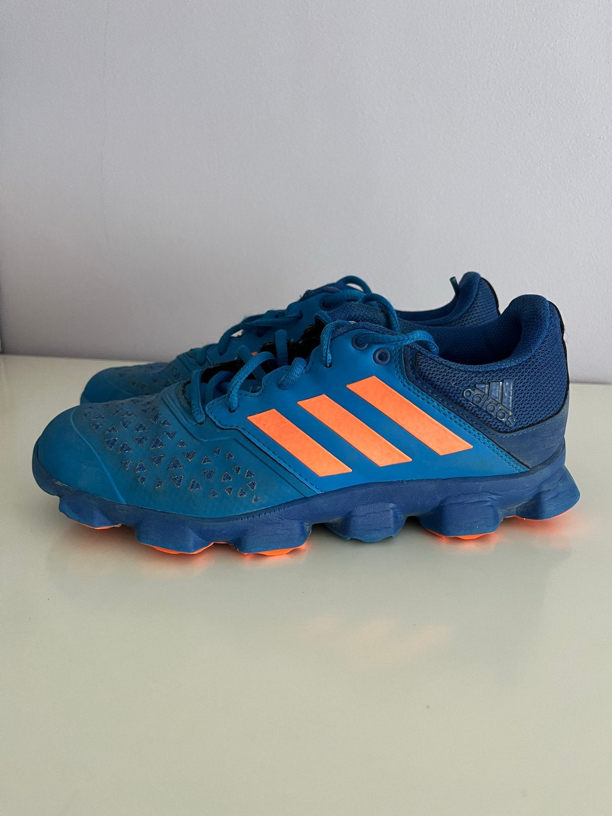 Adidas hockeyschoenen - Blauw/Oranje - Maat 40, Ophalen of Verzenden, Gebruikt, Schoenen