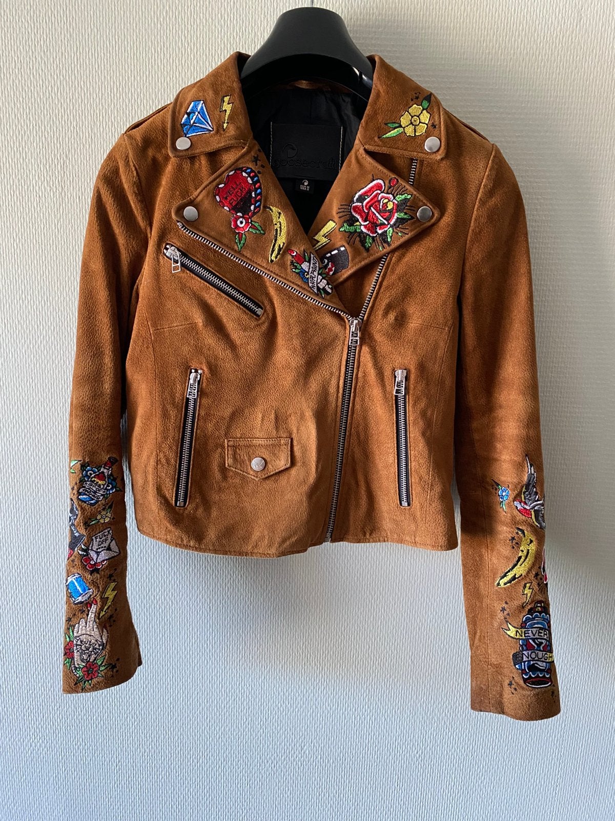 Exclusief Goosecraft suède jas met tattoo patches, Ophalen of Verzenden, Zo goed als nieuw, Bruin