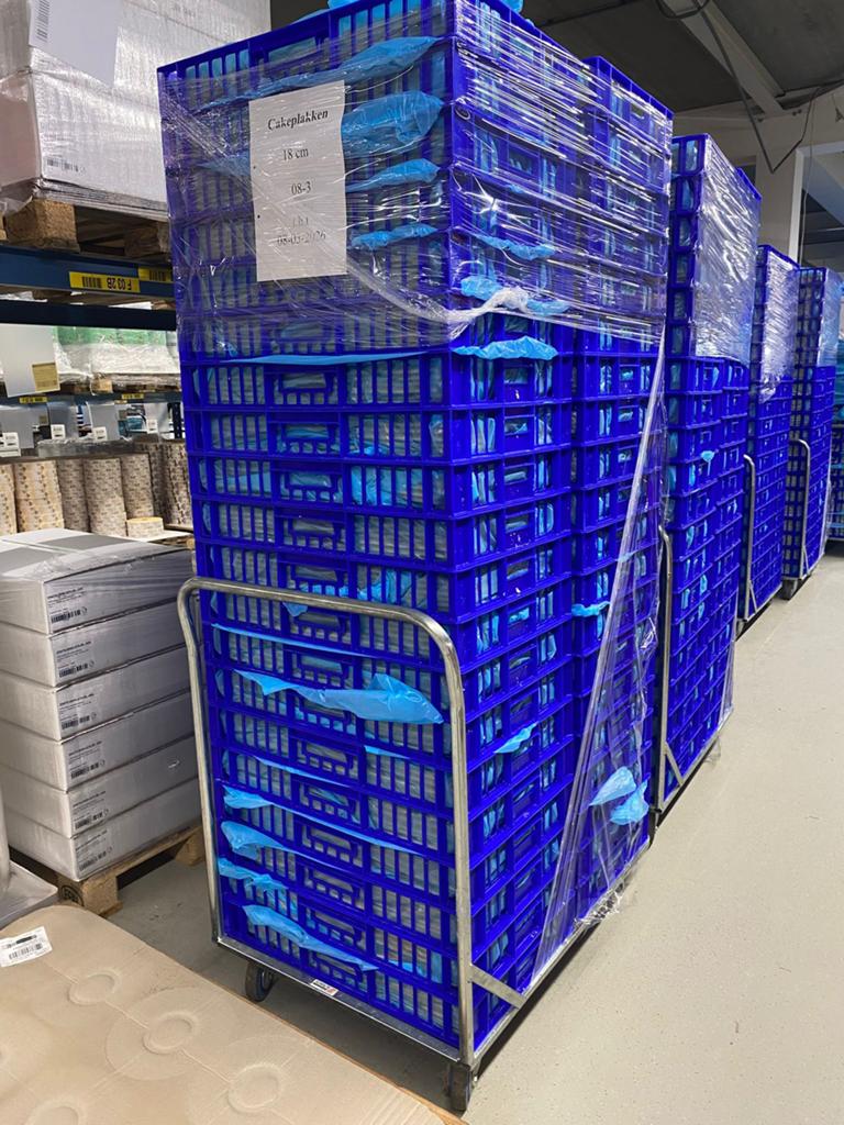 Transportkarren met 40 plastic kratjes per kar., Zakelijke goederen, Kantoor en Winkelinrichting | Magazijn, Stelling en Opslag