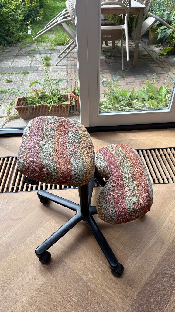 Kniestoel met bloemenbekleding - goed werkende gasveer, Ophalen, Gebruikt, Overige kleuren, Bureaukruk