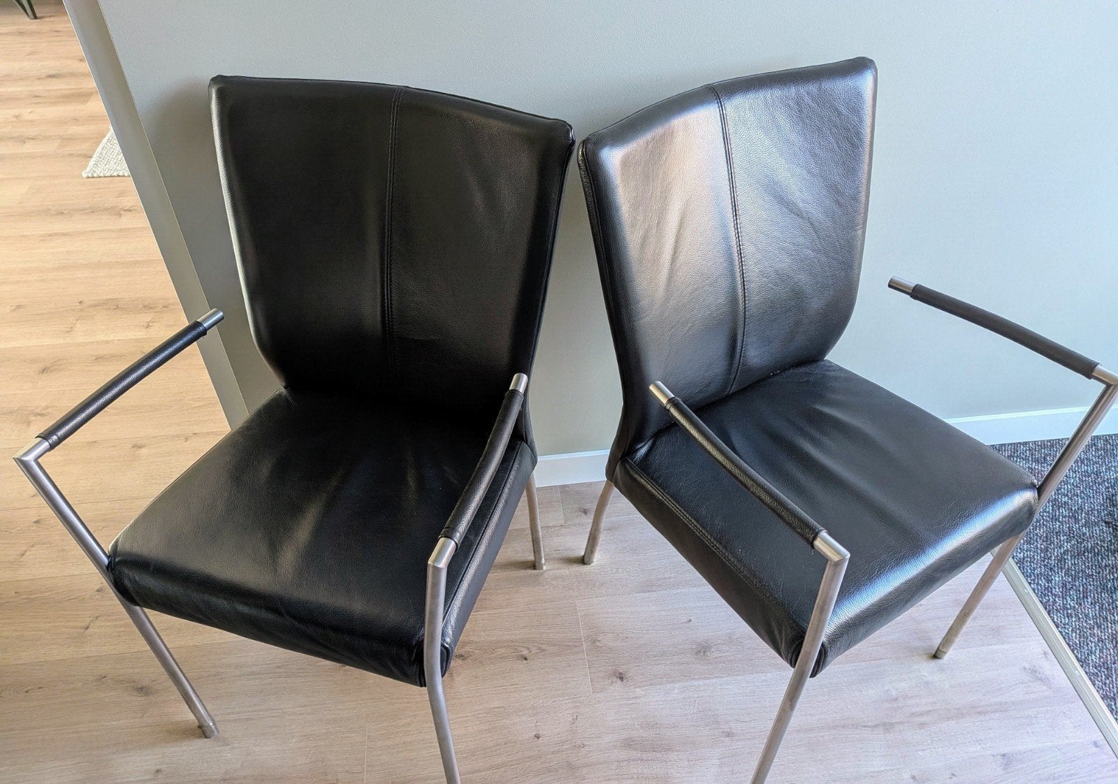 4 x dik lederen Goossens moderne stoelen met armleuning, Huis en Inrichting, Stoelen, Ophalen, Zwart, Zo goed als nieuw, Vier