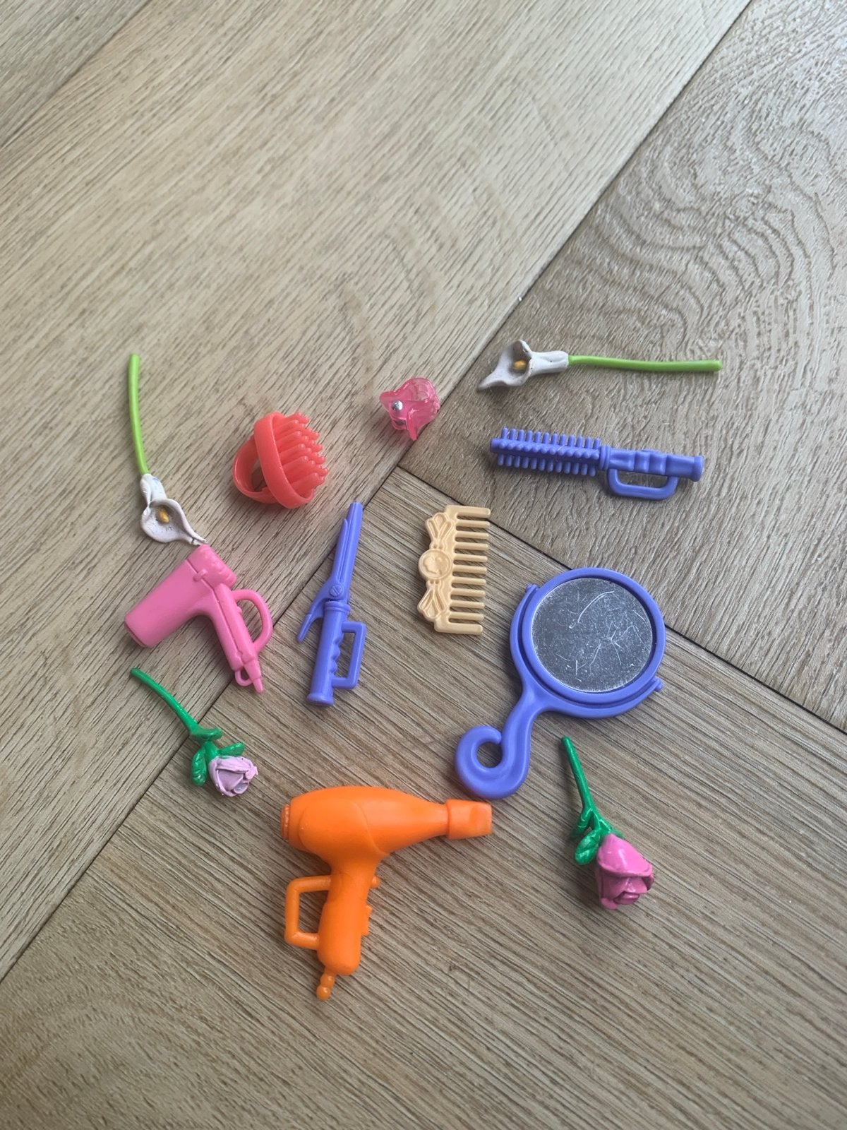 Barbie poppen accessoires: föhns, spiegeltje, kam, borstel, Ophalen, Gebruikt, Meisje