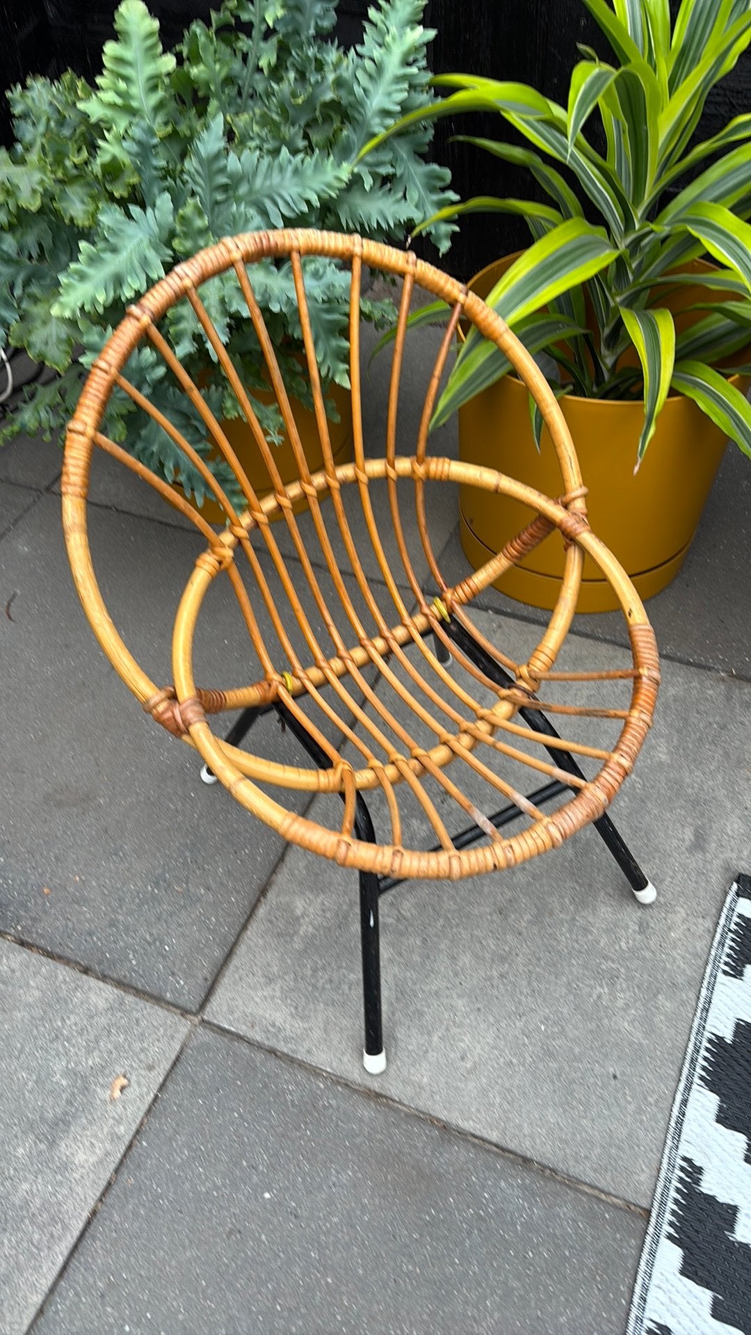 Vintage Rohe rotan (kinder) stoel met metalen onderstel, Huis en Inrichting, Stoelen, Ophalen, Gebruikt, Bruin, Riet of Rotan