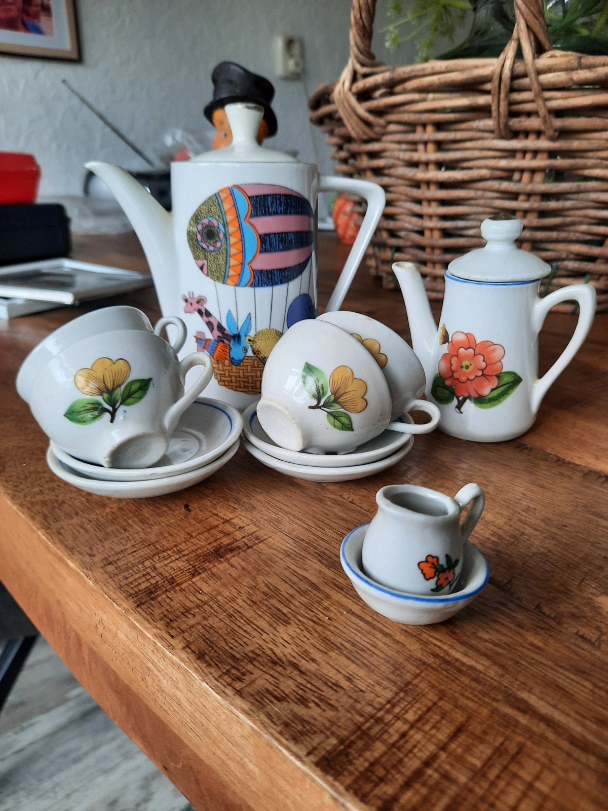 Vintage theeservies met vrolijke decoratie, Ophalen