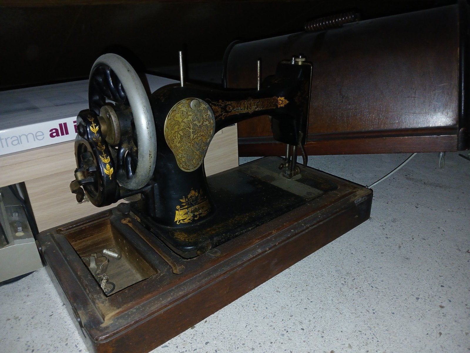 Antieke Naaimachine met Houten Kap - Decoratief Item, Ophalen