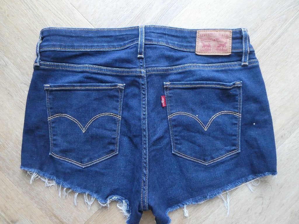 Korte Levi 715 spijkerbroek maat 30, Blauw, Ophalen of Verzenden, Zo goed als nieuw, W30 - W32 (confectie 38/40)