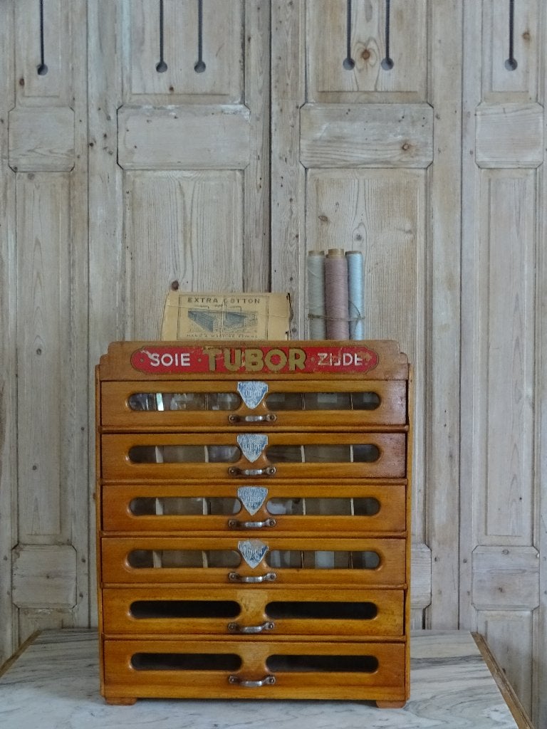 Oude garenkast met opschrift, Ophalen of Verzenden