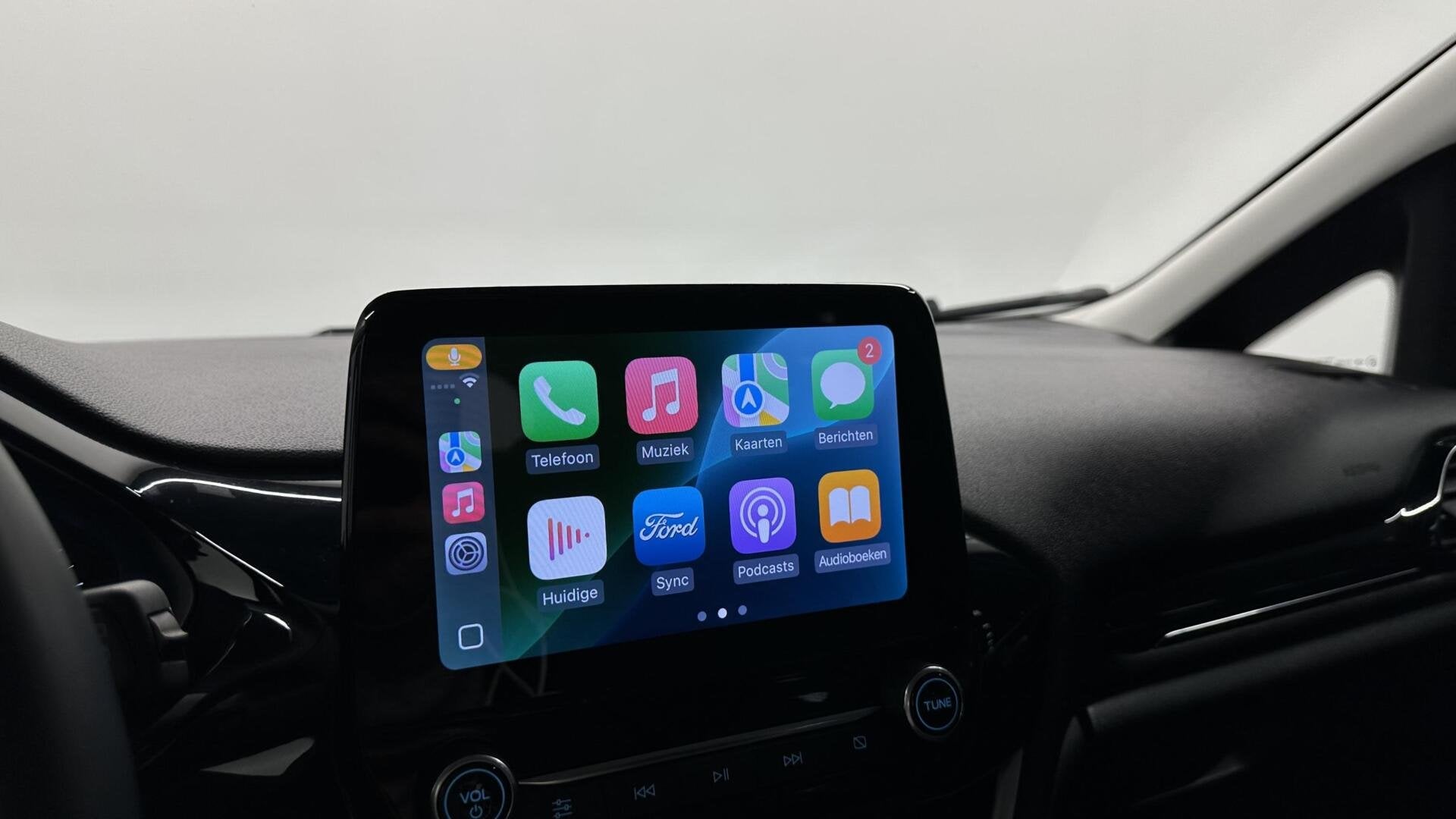 Foto 7 van Ford Fiesta 1.0 EcoBoost Hybrid Titanium NAVI CRUISE CARPLAY