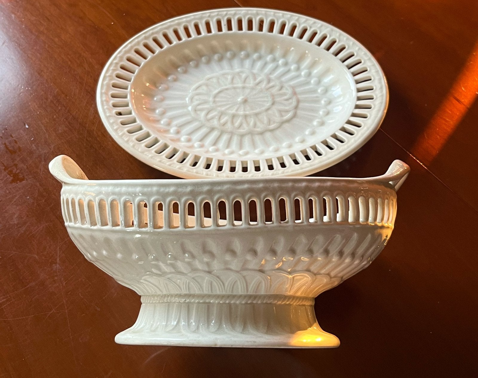 antieke creamware mand op onderschotel. W.S.& Co,, Verzenden
