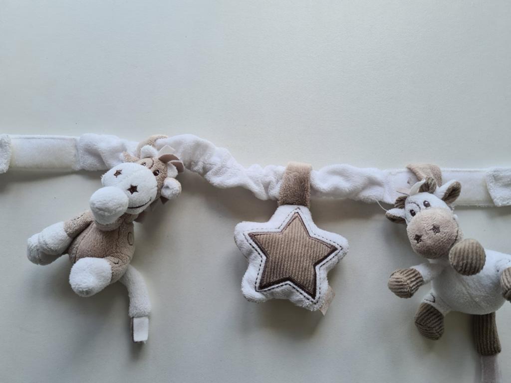Tiamo Gino Giraffe autostoelspeeltje, box of ledikantje, Kinderen en Baby's, Speelgoed | Babyspeelgoed, Ophalen of Verzenden, Zo goed als nieuw