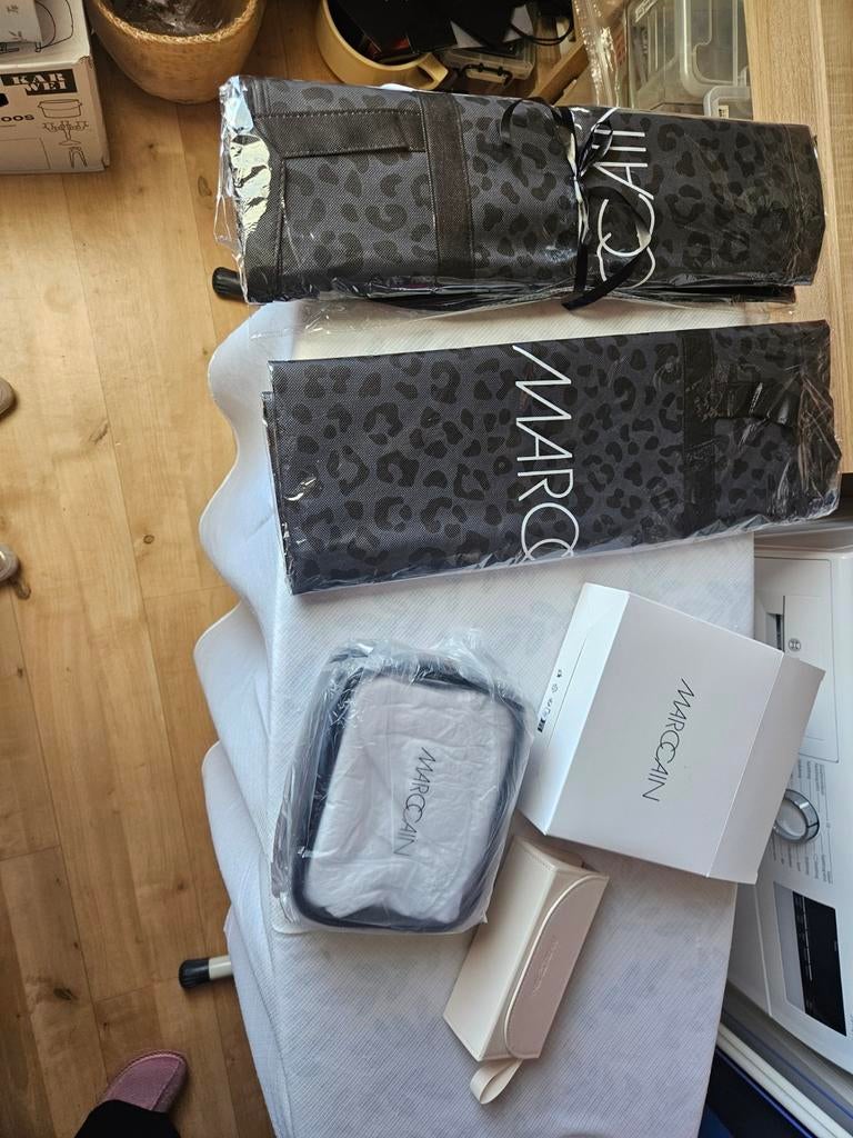 MarcCain Brillenkoker / toilettas / 2x kledinghoes, Sieraden, Tassen en Uiterlijk, Ophalen of Verzenden, Nieuw