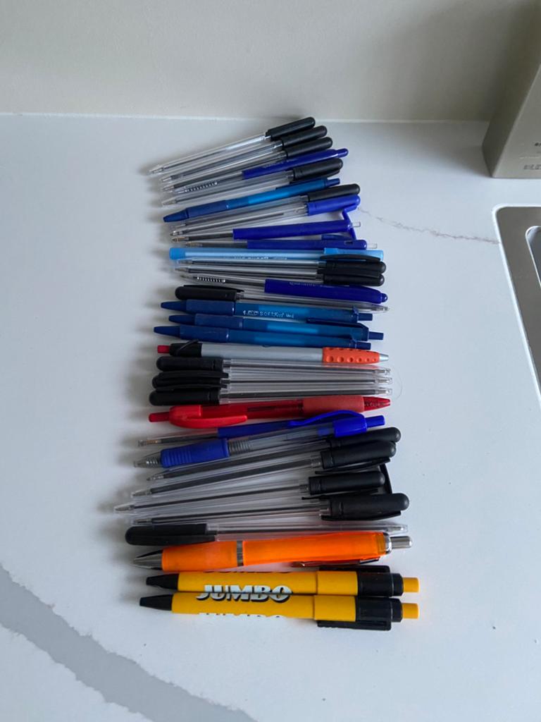 Pakket met pennen en 2 potloden met gum, Ophalen, Zo goed als nieuw
