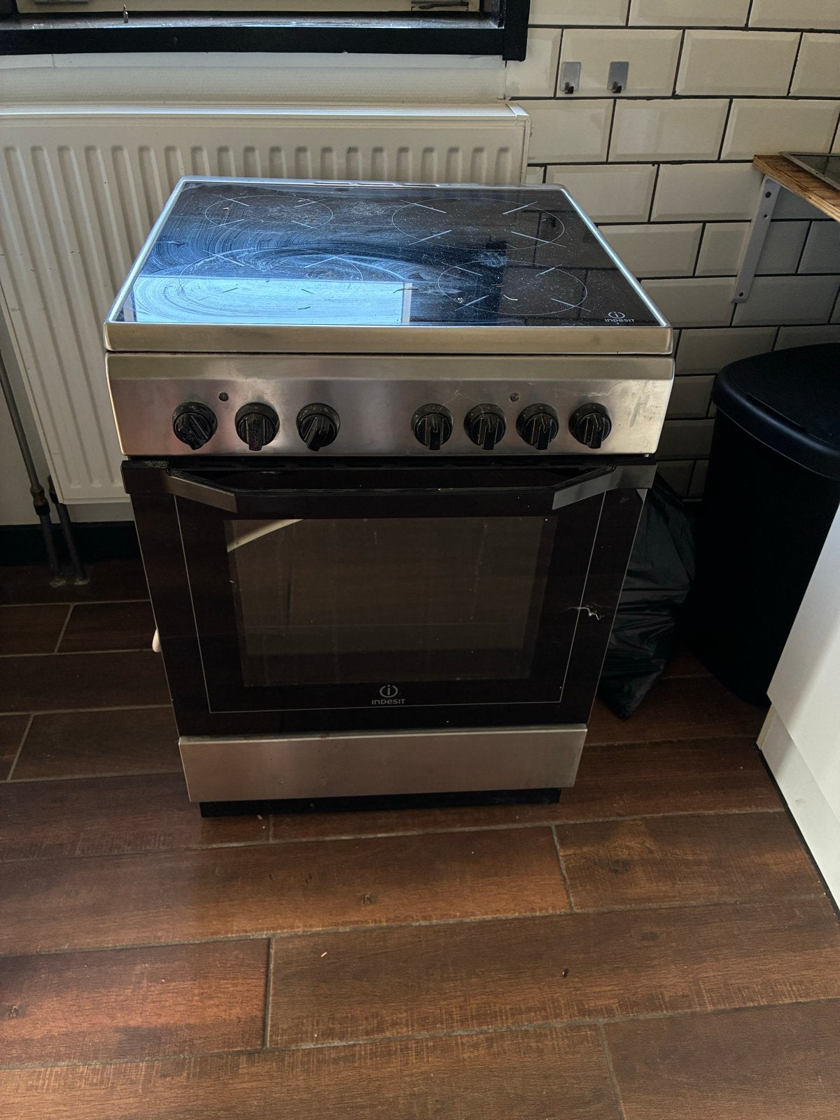 Indesit Vrijstaand Keramisch Fornuis met Oven, Witgoed en Apparatuur, Fornuizen, Ophalen, Gebruikt, Hete lucht, 60 cm of meer