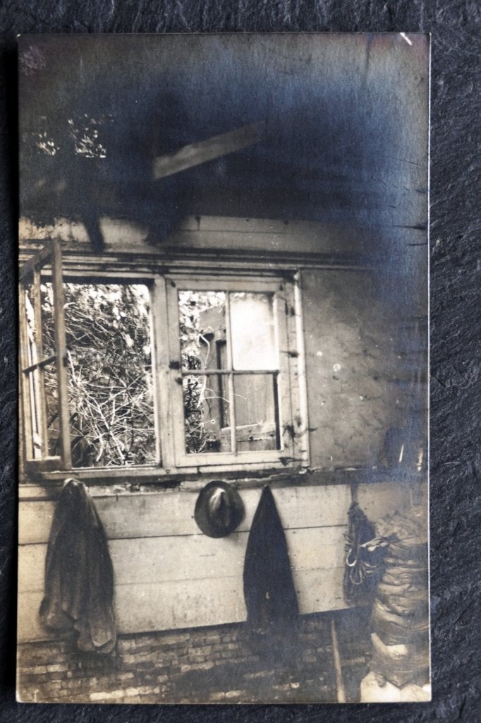 Fotokaart Opgehangen tas en hoed naast venster, Verzenden, Voor 1920, Ongelopen, Overige thema's