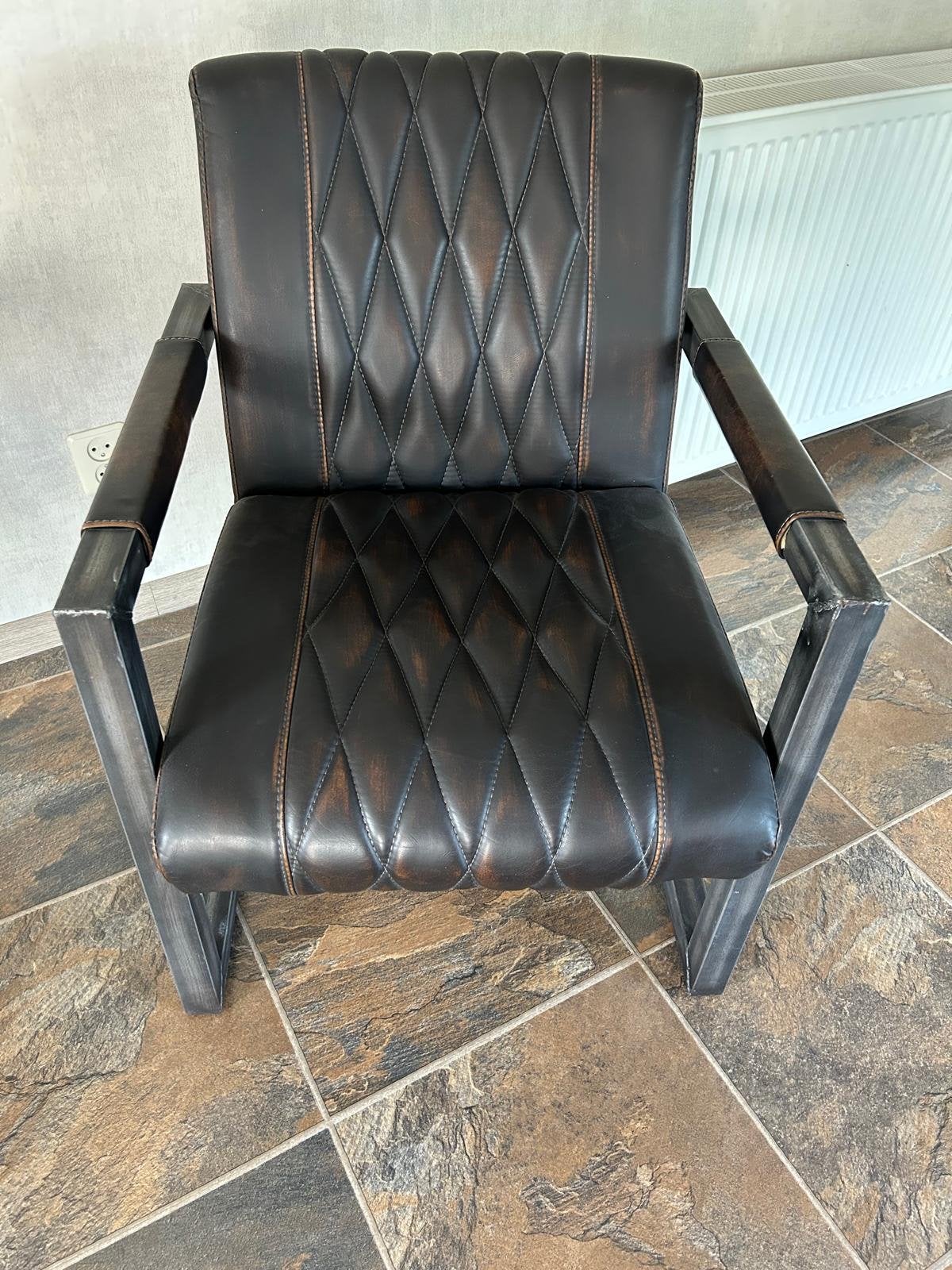 Industriële fauteuil met metalen frame en lederlook, Ophalen, 75 tot 100 cm, Zo goed als nieuw, Metaal