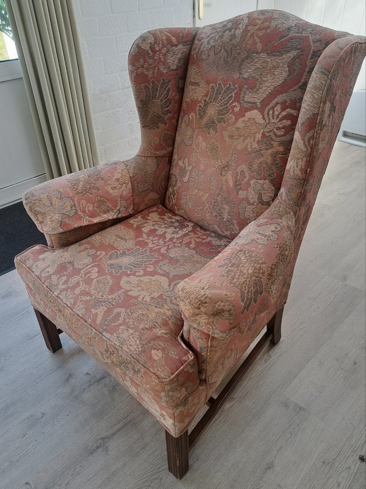Vintage oorfauteuil met bloemenprint, Huis en Inrichting, Fauteuils, Ophalen, Gebruikt, Stof, 75 tot 100 cm