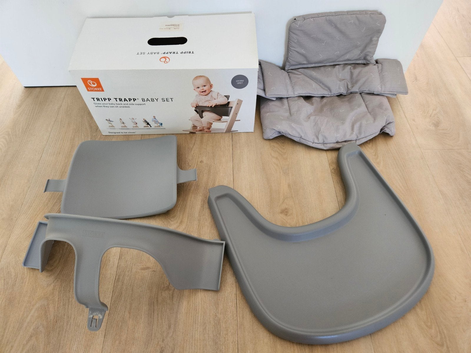 Tripp Trapp baby set: zitje incl.stoelverkleiner + tafelblad, Ophalen, Zo goed als nieuw, Meegroeistoel, Stoelverkleiner