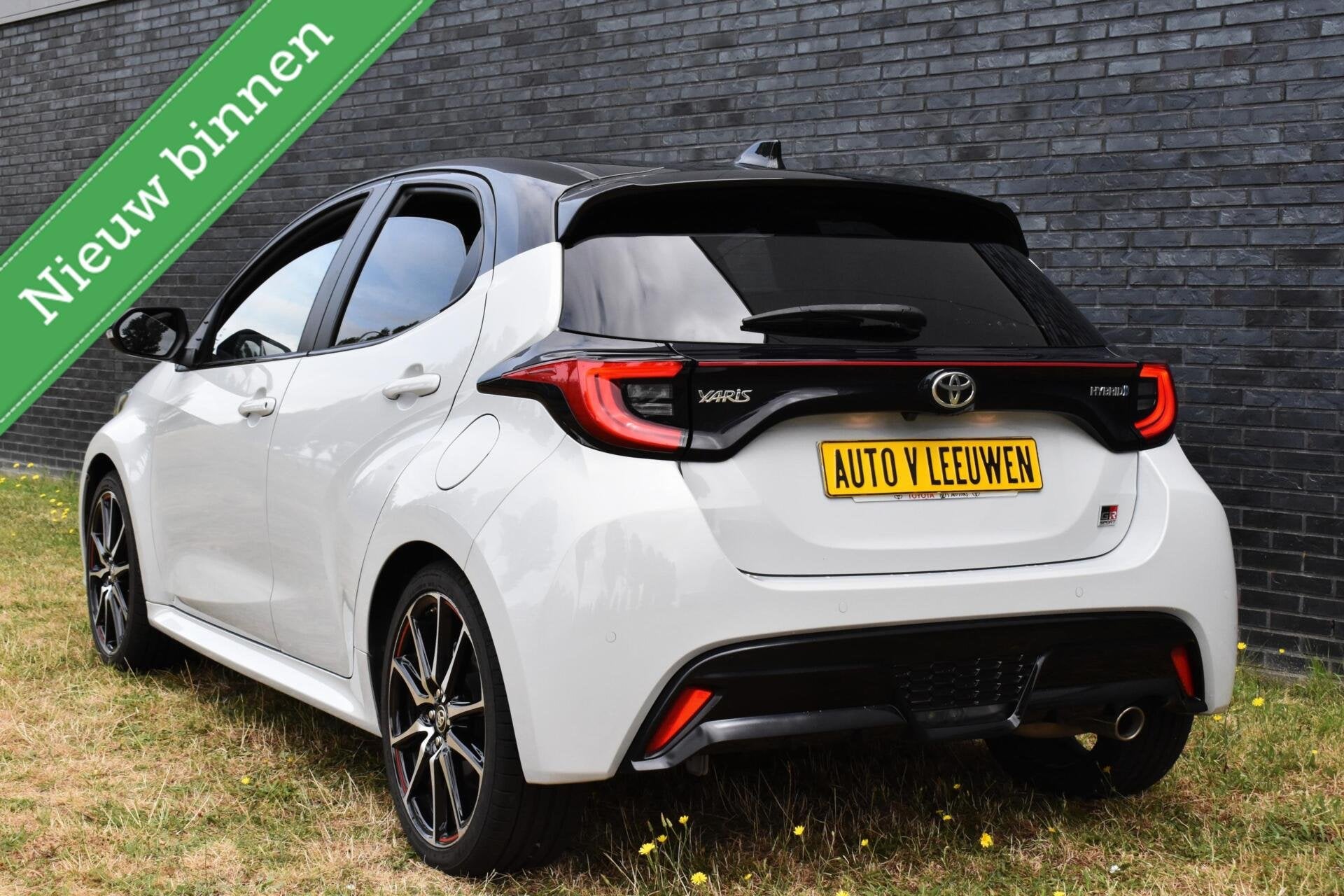 Toyota Yaris 1.5 Hybrid GR Sport JBL/HEAD-UP/LED/CAMERA/STOE, Gebruikt, Euro 6, Met garantie (alle), Wit