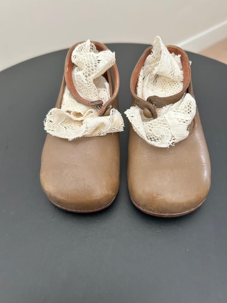 KLEINE OUDE LEREN KINDER SCHOENTJES MET KNOOPJE …, Antiek en Kunst, Ophalen of Verzenden, Kinderen