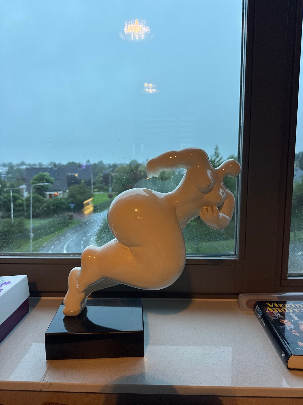 Modern wit beeld van een liggende vrouw op sokkel, Antiek en Kunst, Kunststof, Ophalen of Verzenden, 20 - 50 cm, Beeld