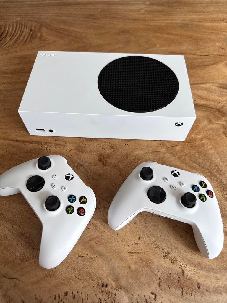 Xbox Series S met twee controllers, Spelcomputers en Games, Spelcomputers | Xbox Series X en S, Ophalen of Verzenden, Zo goed als nieuw