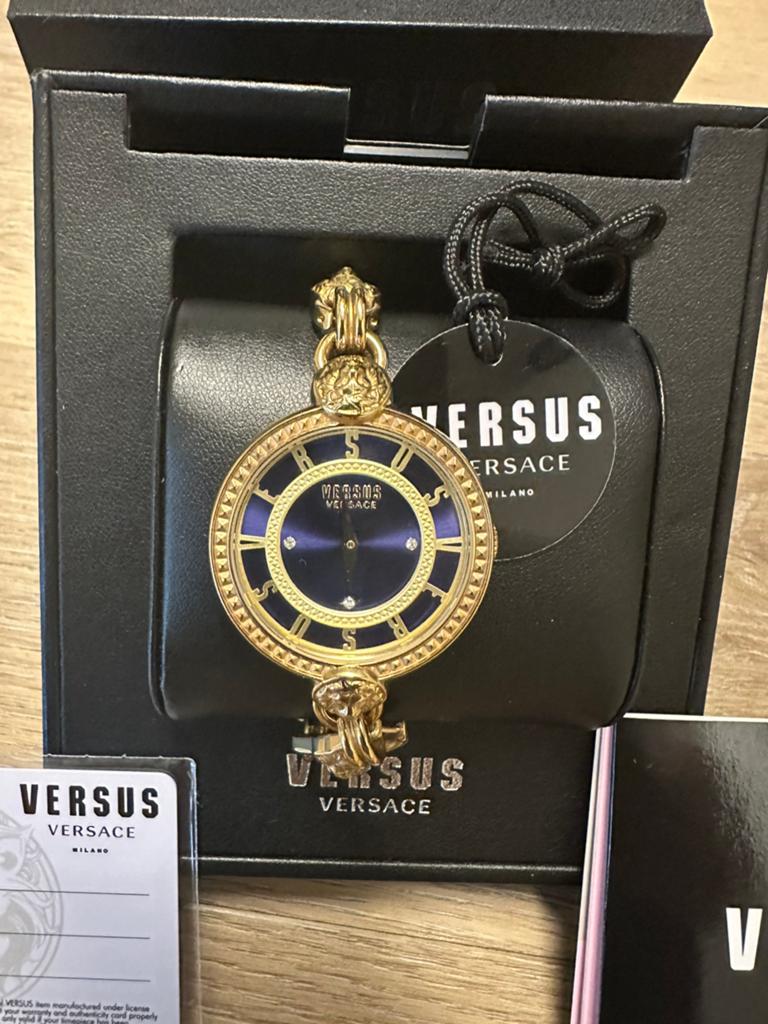 Versus Versace horloge goudkleurig met blauwe wijzerplaat, Sieraden, Tassen en Uiterlijk, Horloges | Dames, Overige merken, Polshorloge