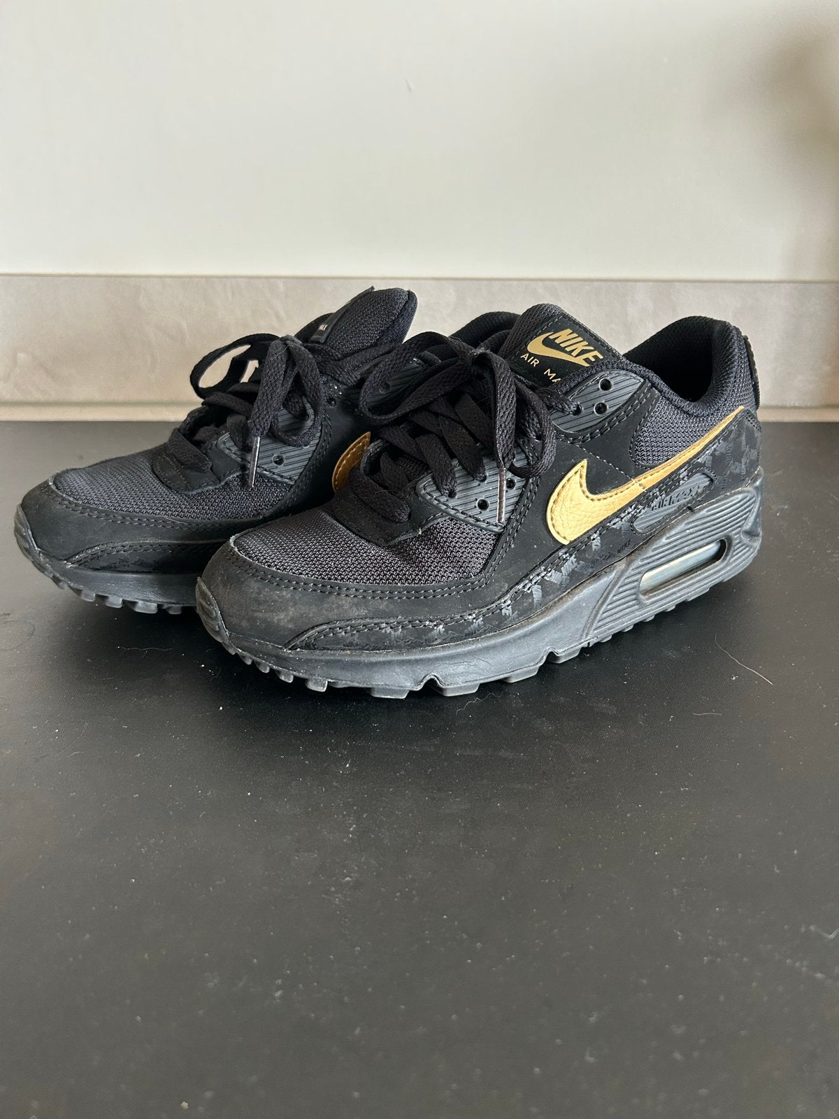 Nike Air Max 90 sneakers zwart/goud, Kleding | Dames, Schoenen, Ophalen of Verzenden, Gedragen, Zwart, Sneakers of Gympen