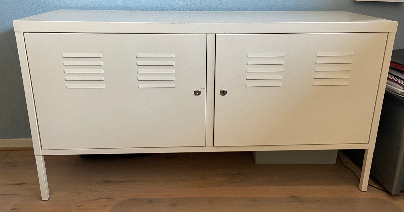 IKEA PS metalen kast / dressoir wit – 2-deurs – goede staat, Huis en Inrichting, Kasten | Lockerkasten, Ophalen of Verzenden, Gebruikt