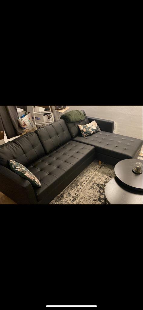 JYSK Falsev bank - Zwarte chaise longue bank, Huis en Inrichting, Banken | Sofa's en Chaises Longues, Ophalen, 125 tot 150 cm