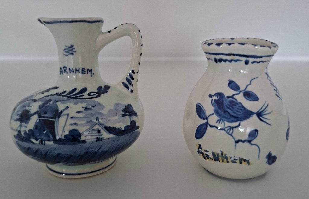 2 Delfts Blauwe souvenir vaasjes uit Arnhem, Ophalen of Verzenden