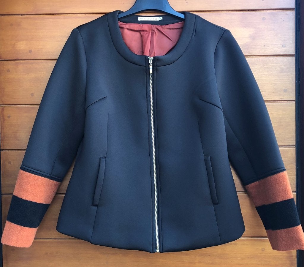 Design Jasje STUDIO mt 42 zwart foam cognac, STUDIO FASHION, Zwart, Maat 42/44 (L), Ophalen of Verzenden