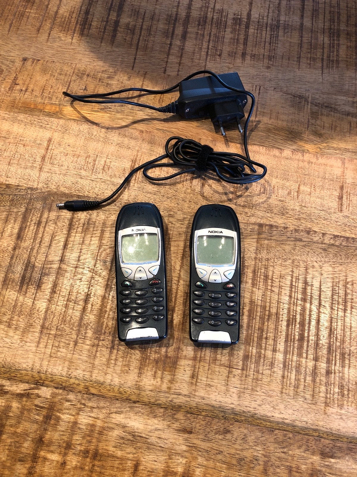 2x Nokia 6210 met oplader - Klassieke mobiele telefoons, Telecommunicatie, Mobiele telefoons | Nokia, Gebruikt, Geen camera, Zwart