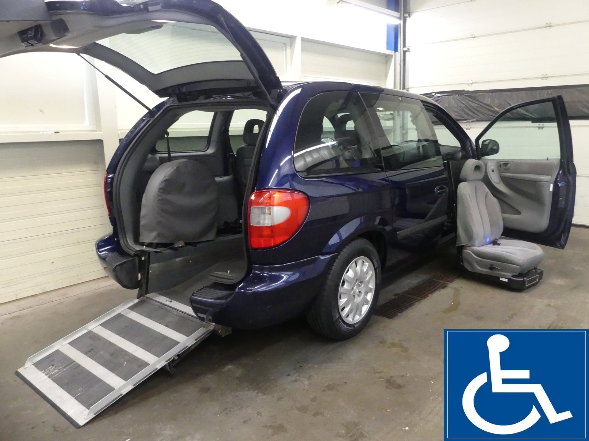 Chrysler Voyager 2.4i - Rolstoel Auto - Uitdraaiende bijrijd, Auto's, Voorwielaandrijving, Gebruikt, 750 kg, 4 cilinders