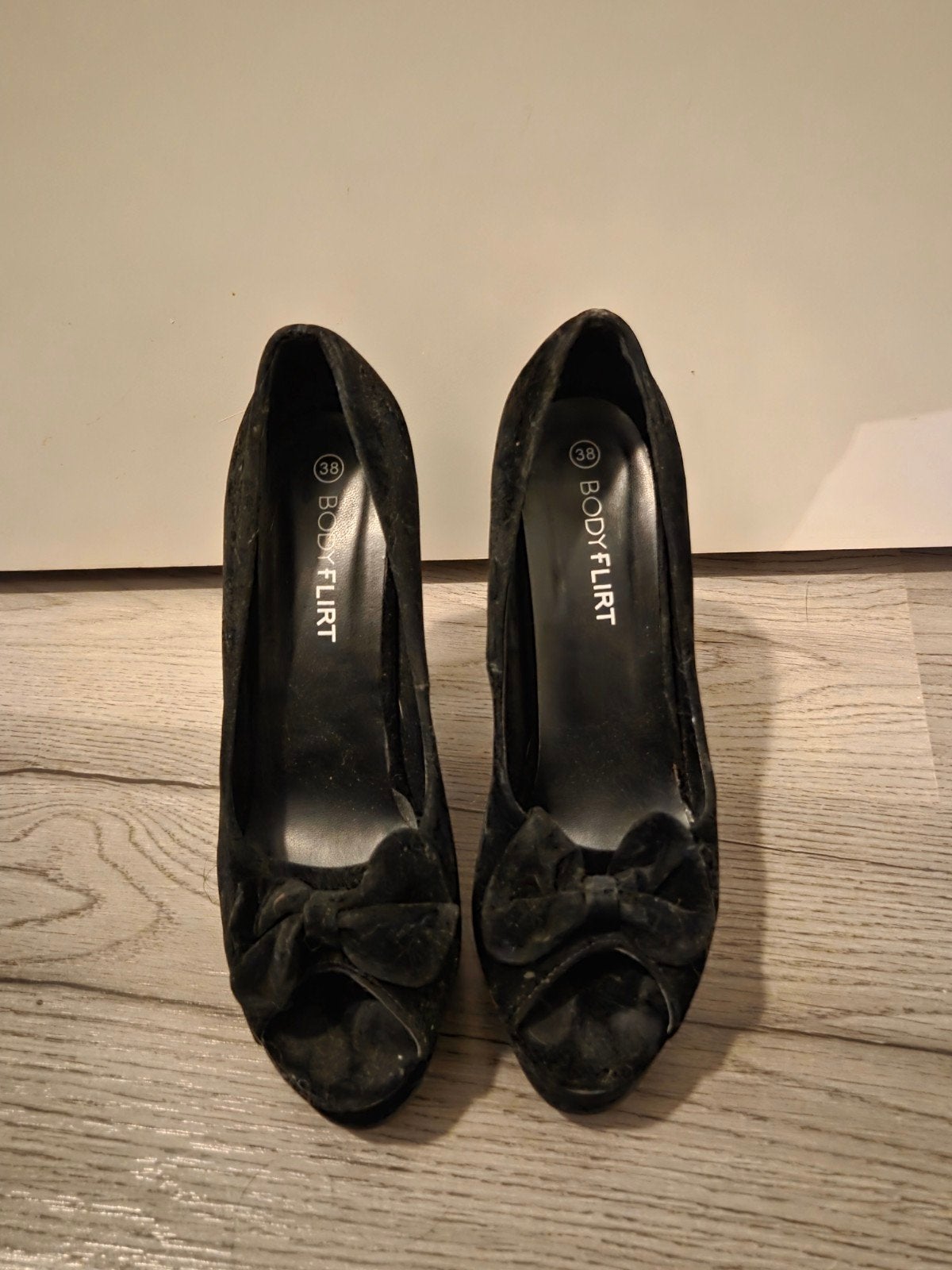 Zwarte fluwelen pumps met strik - Maat 38, Kleding | Dames, Pumps, Zwart, Ophalen of Verzenden, Gedragen