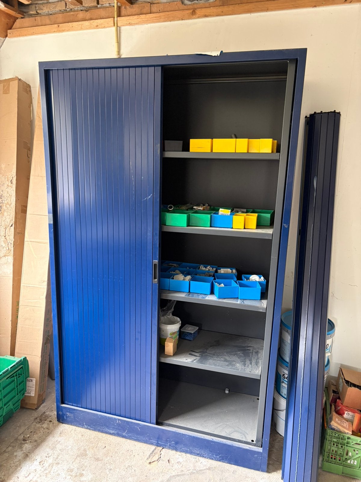 Blauwe rolluikkast met legplanken, Ophalen, Gebruikt