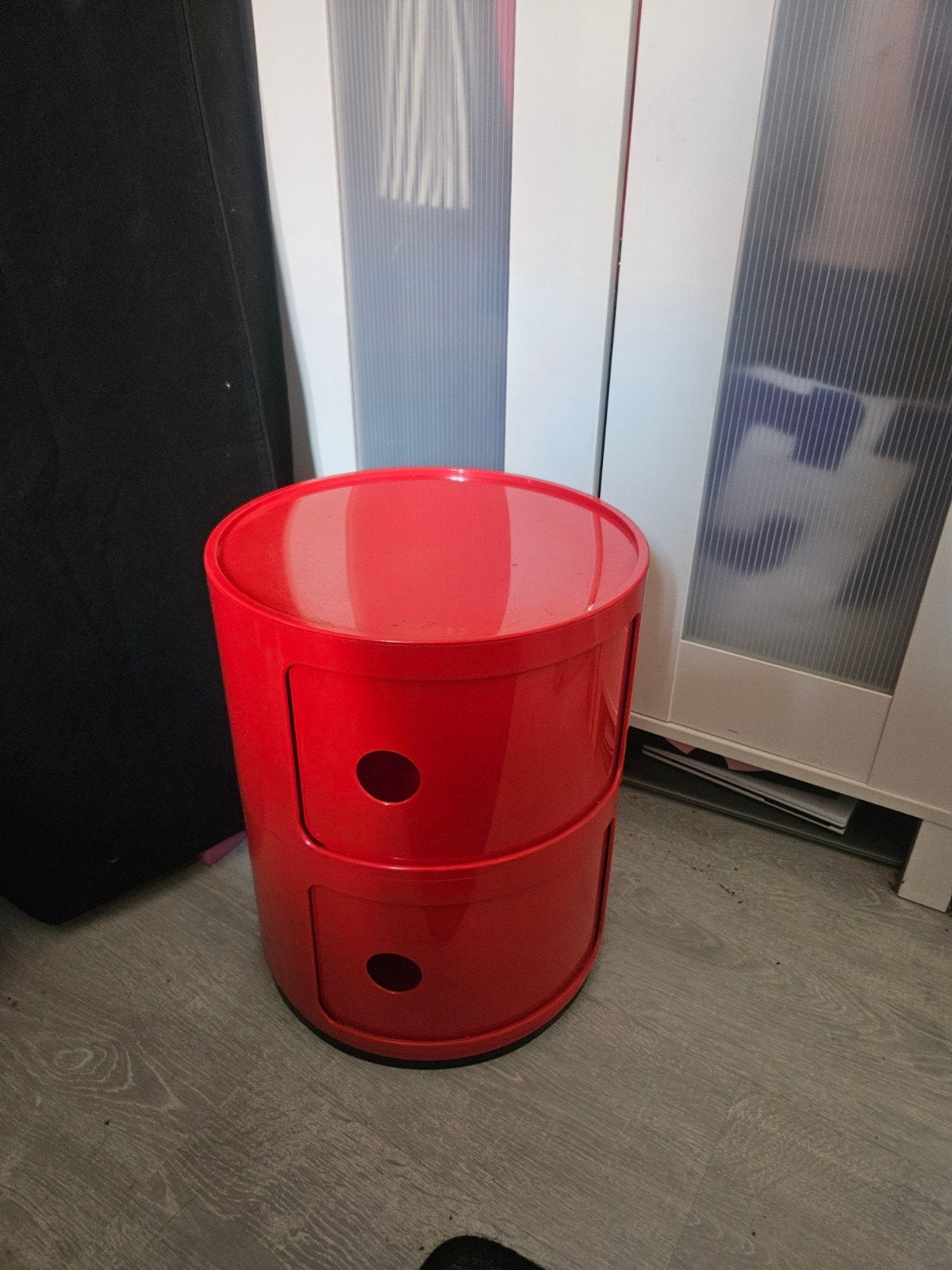Rood rond nachtkastje met 2 lades, Gebruikt, Rond, Modern, Ophalen