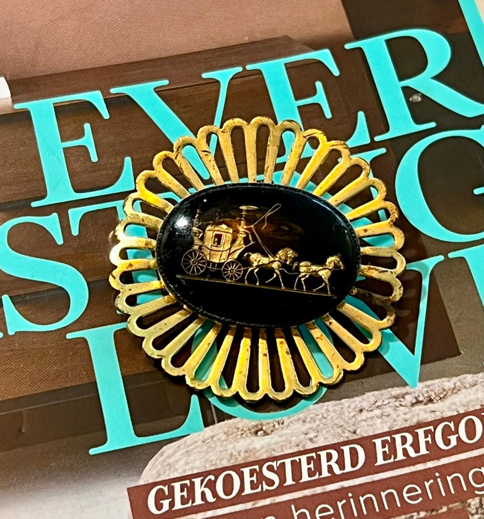 Vintage vergulde goudkleurige cabochon broche paarden koets, Ophalen of Verzenden, Overige materialen, Broche