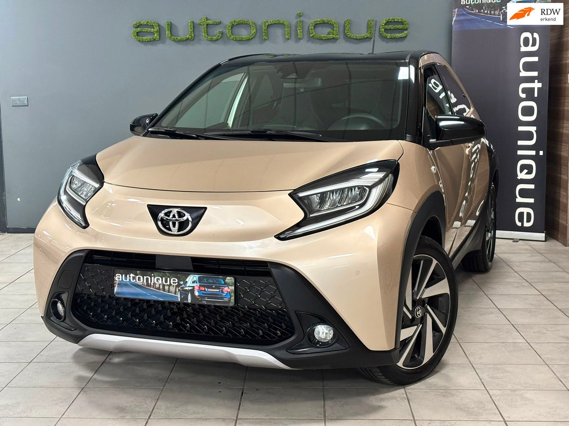 Toyota Aygo X 1.0 VVT-i S-CVT Premium automaat camera/navi/c, Stof, Gebruikt, Zwart, Automatische klimaatregeling