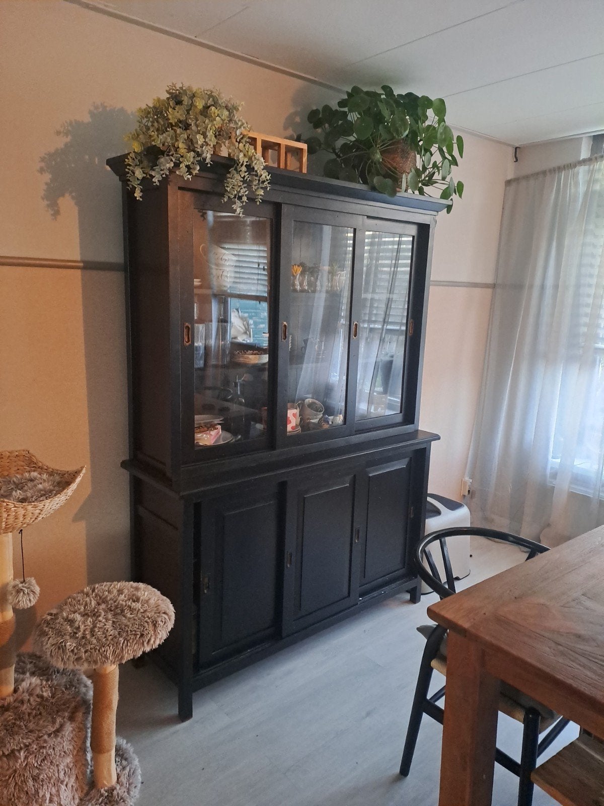 Zwarte vitrinekast met glazen schuifdeuren, Huis en Inrichting, Ophalen, 100 tot 150 cm, Overige houtsoorten, Klassiek, Landelijk, Modern