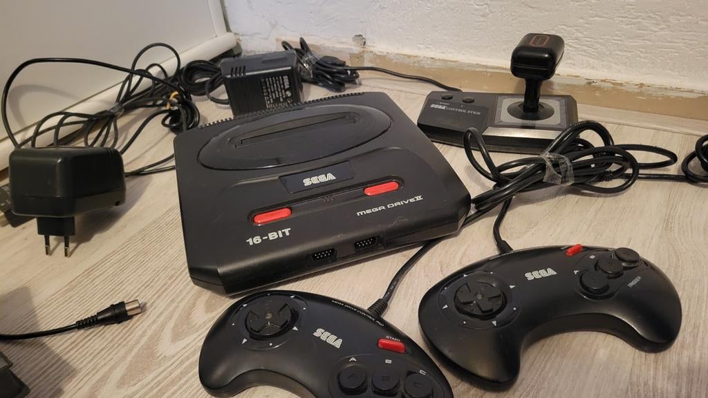 Sega Mega Drive II met 3 controllers en veel games, Ophalen, Mega Drive, Met 3 controllers of meer, Gebruikt