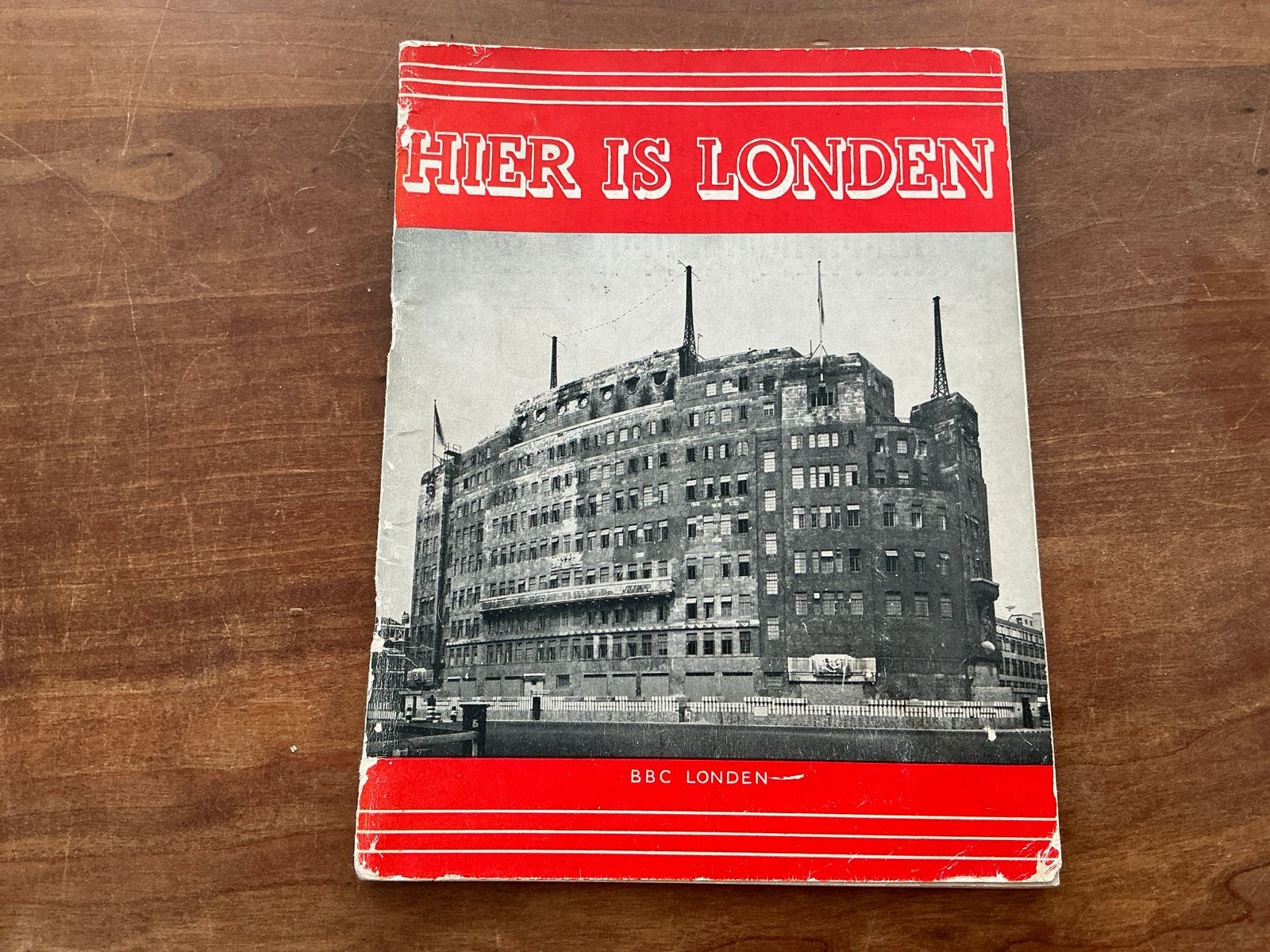 Hier is Londen - BBC Londen (1944)k, Boeken, Tijdschriften en Kranten, Ophalen of Verzenden, Gelezen, Overige typen