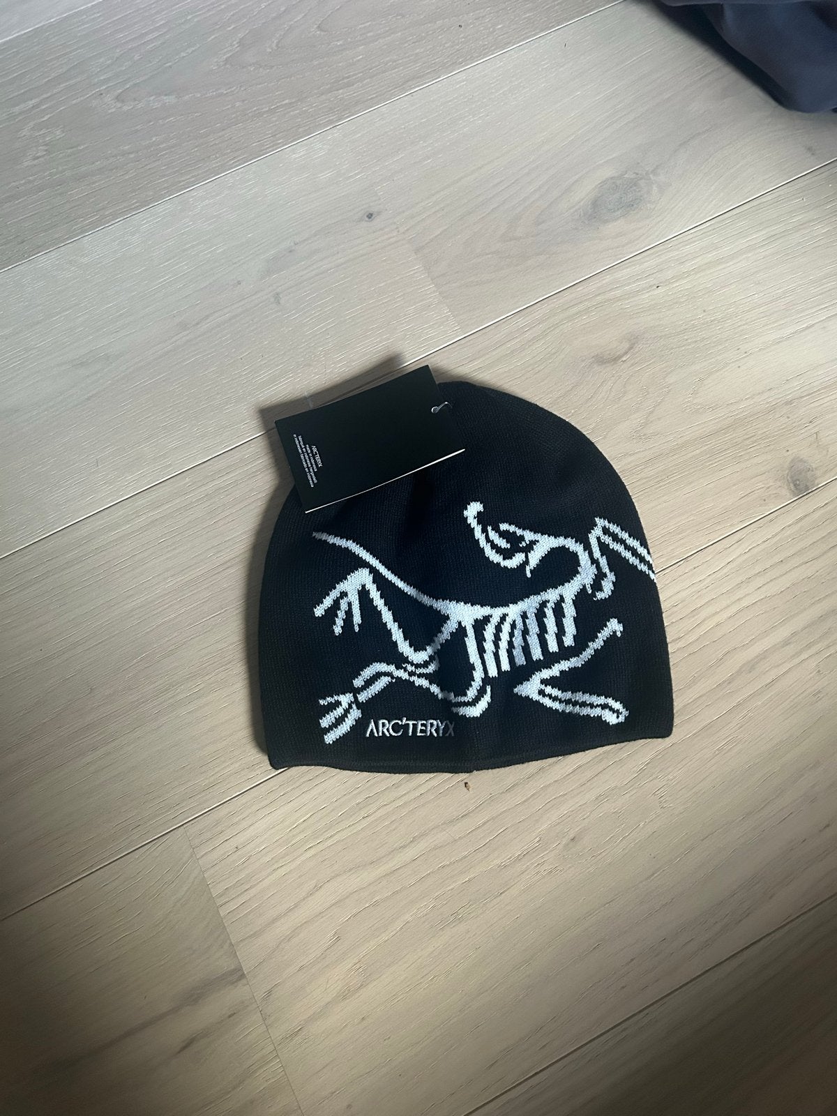 Nieuwe Arc'teryx Muts - Zwart met Wit Logo, Kleding | Dames, Ophalen of Verzenden, Nieuw, Muts