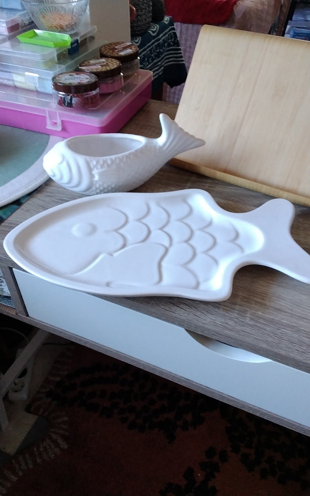 Witte keramische bord en schaaltje in reliëf vis vorm, Ophalen of Verzenden, Zo goed als nieuw