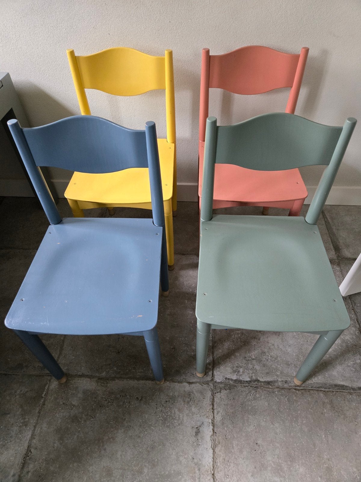 Set van 4 vintage kinderstoelen in diverse kleuren, Huis en Inrichting, Ophalen, Hout, Vintage, Speels, Vier