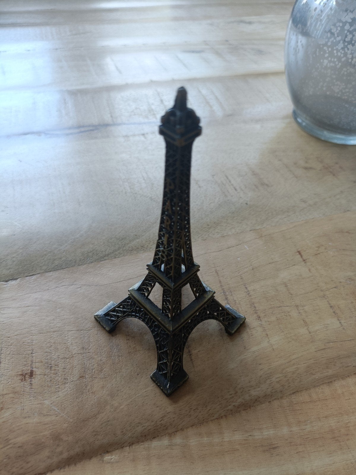 Metalen Eiffeltoren beeldje - 13 cm hoog, Ophalen of Verzenden, Zo goed als nieuw, Metaal, Overige stijlen