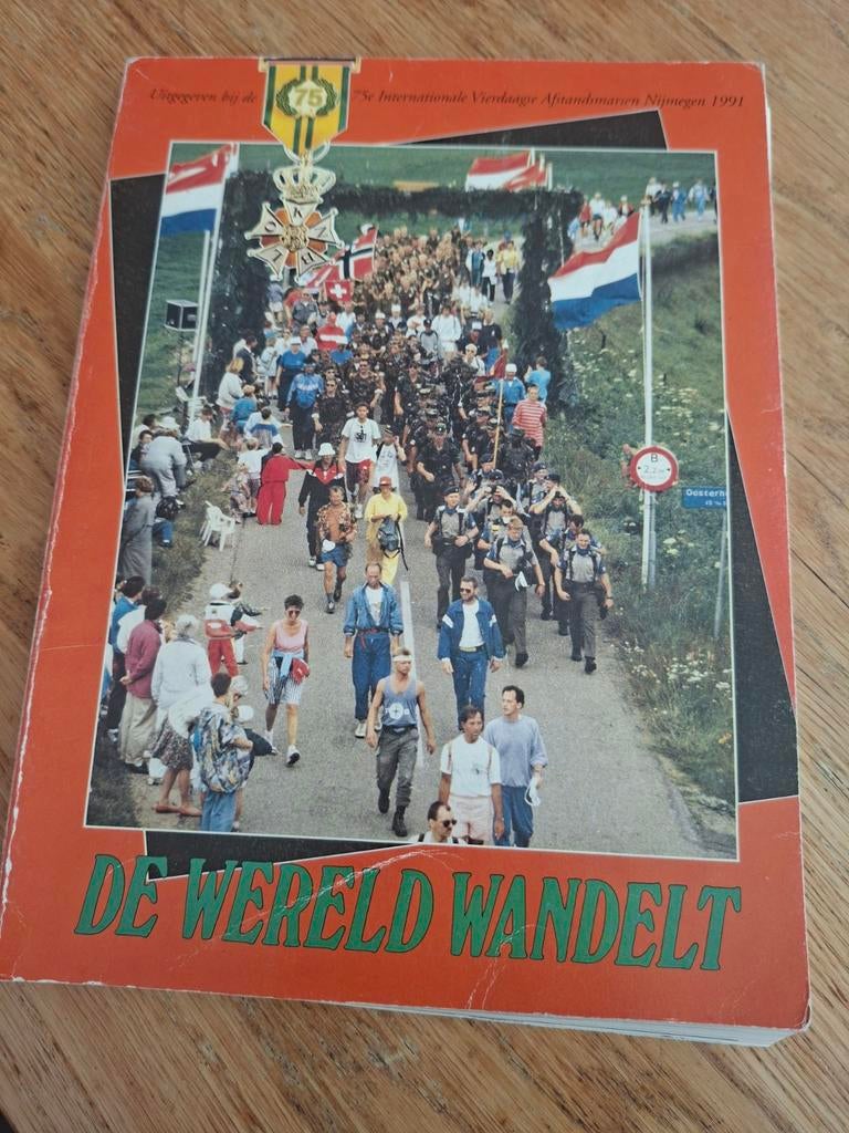 DE WERELD WANDELT. 75 JAAR VIERDAAGSE NIJMEGEN 1991, Ophalen of Verzenden, Zo goed als nieuw